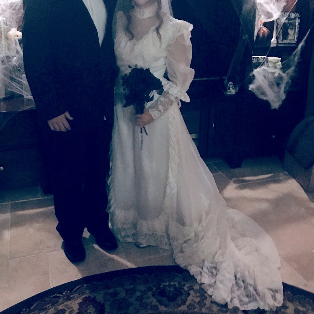 Vintage wedding dress, perfect for Halloween